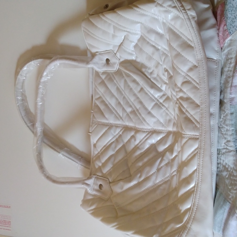 Avon Mark Quilt Trip Bag white, soft to the touch